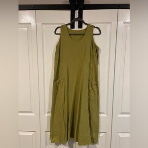 Short sleeve knee length dress with the most adorable pockets🤗